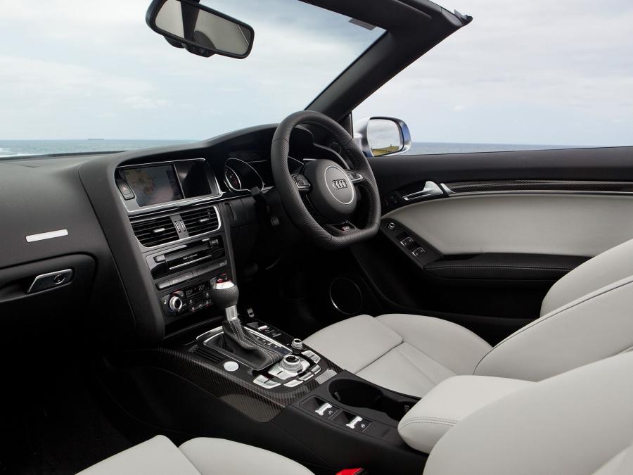 Интерьер Audi RS5 Cabriolet 2013 года  (AU) (фото 18 из 19)